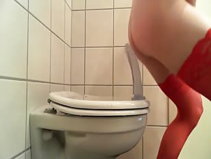 Crossdresser Peachy Rides Really Big Dildo In The Toilet